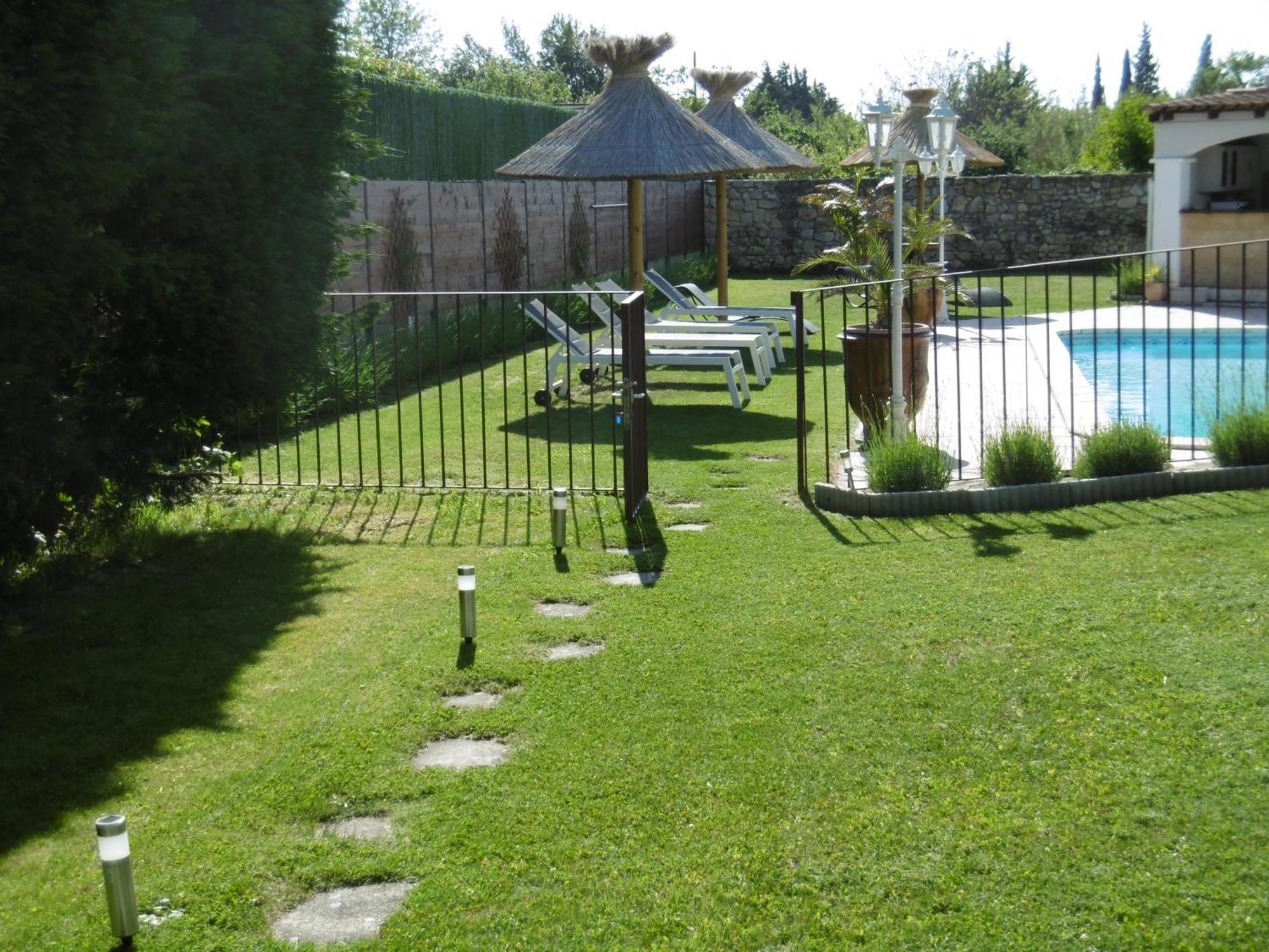 Le Gite De Lolivier En Provence Aramon Exterior photo
